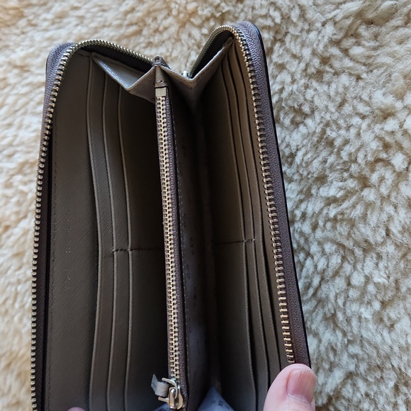 Beautiful Tory Burch Fleming Taupe Leather 3/4 Zippered Long Wallet 🩶🤎🎁 - Picture 7 of 15
